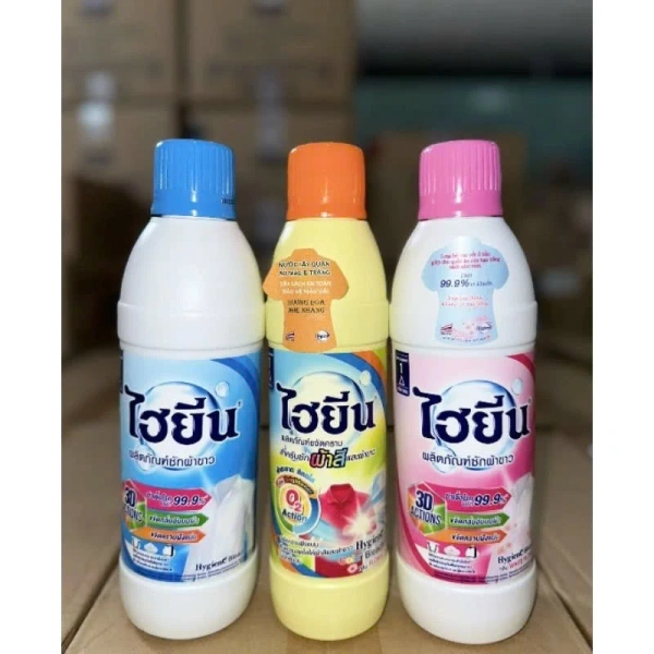 Nước tẩy quần áo dành cho áo trắng giúp loại bỏ vết bẩn cứng đầu mà giặt thường không làm được