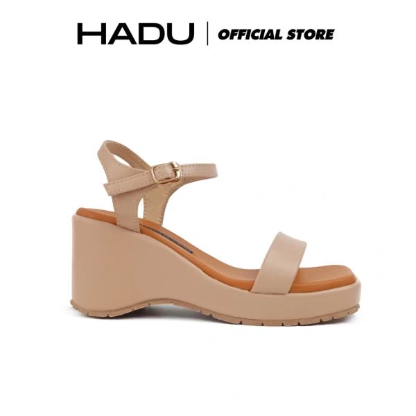 Sandal đế xuồng êm mượt, đệm mút và da PU cao cấp: Khi sự mềm mại lại khiến bước chân bất ổn trên mặt trơn