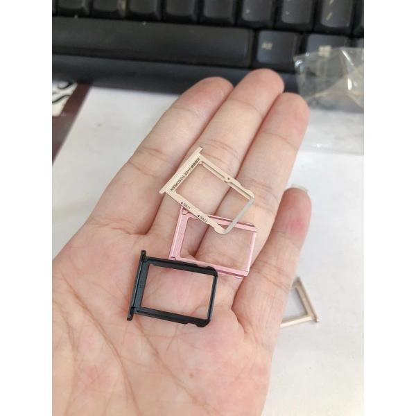 Sự chật của khay sim khiến nhiều người gặp khó khăn khi lắp thẻ SIM lần đầu