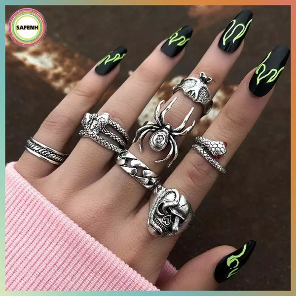 Trang sức gothic cho nam và nữ: Khi điểm nhấn bất ngờ biến ngày làm việc thành phong cách riêng - Ảnh 1