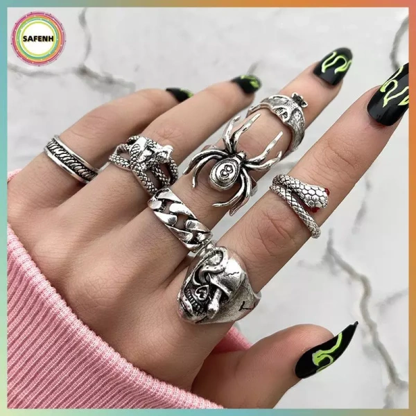 Mặc dù không phải lúc nào công sở cũng chào đón các phụ kiện rực rỡ, nhưng những món trang sức gothic lại có một vài lợi thế khiến chúng trở thành lựa chọn thông minh cho những ai muốn “nổi bật nhẹ nhàng”. (Ảnh 2)