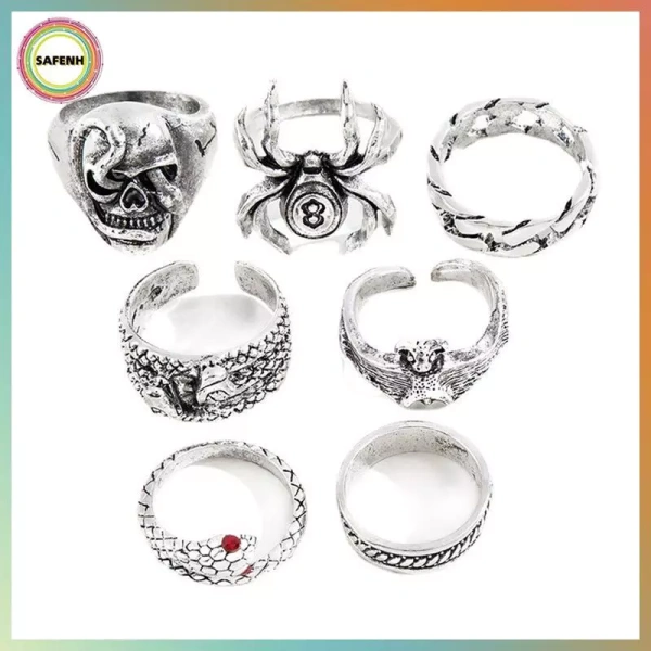 Thị trường hiện nay có đa dạng các mẫu trang sức gothic – từ những chiếc vòng cổ khổng lồ, nhẫn đầy hoa văn cho tới những bộ phụ kiện mini gọn gàng. (Ảnh 4)