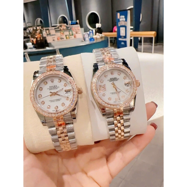 Dây thép Oyster, với lớp hoàn thiện PVD, không hề bị oxy hoá hay mất màu sau những lần tiếp xúc với mồ hôi hoặc mưa nhẹ. (Ảnh 2) Dây thép Oyster, với lớp hoàn thiện PVD, không hề bị oxy hoá hay mất màu sau những lần tiếp xúc với mồ hôi hoặc mưa nhẹ. (Ảnh 2)