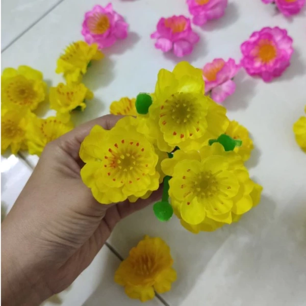 Mặc dù không phải lo lắng về việc tàn úa như hoa tươi, hoa giả vẫn có những “điểm yếu” khiến chúng mất đi sức hấp dẫn theo thời gian. (Ảnh 2)