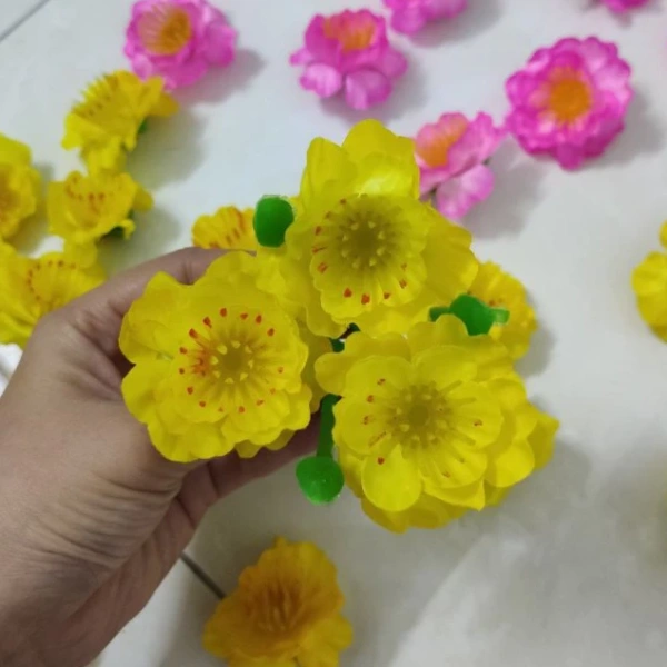 30 bông hoa mai, hoa đào trong túi kèm kẽm làm không gian Tết rực rỡ, nhưng việc duy trì độ tươi thường bị lãng quên - Ảnh 3