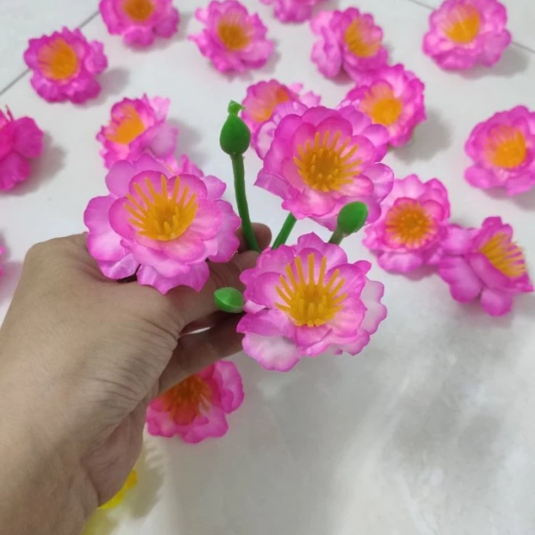 Với vô vàn loại “bộ hoa giả” trên thị trường, việc lựa chọn sản phẩm phù hợp sẽ quyết định độ hài hòa của không gian Tết. (Ảnh 4)