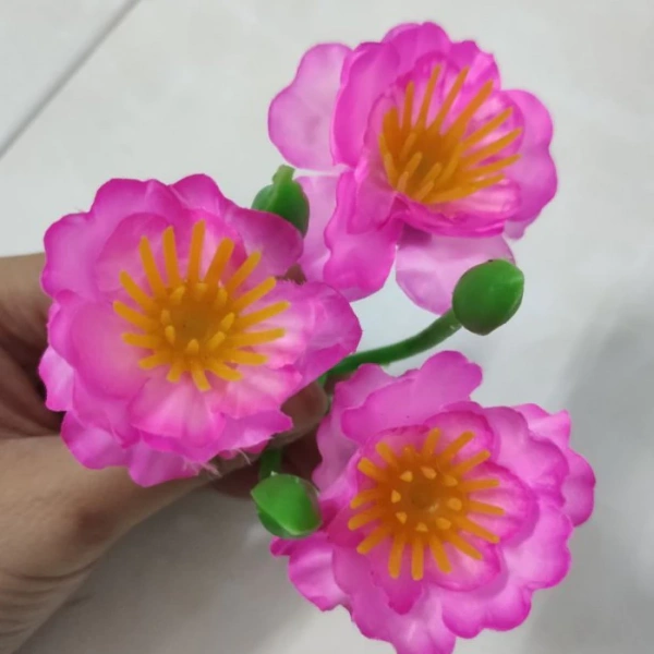 Kẽm hay “đầu cắm” không chỉ là công cụ để cố định hoa, mà còn ảnh hưởng đến cách bố trí tổng thể. (Ảnh 5)