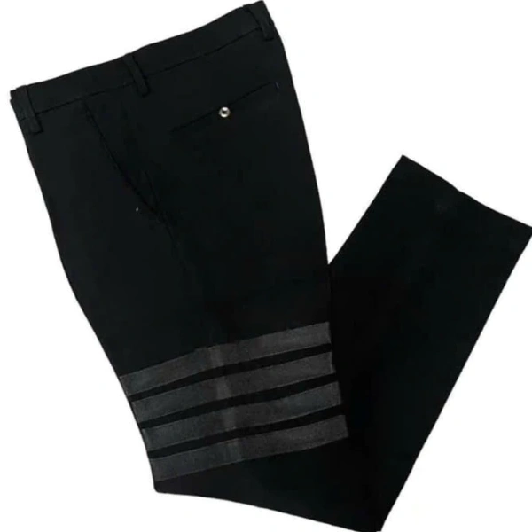 Vải tăm (tweed) truyền thống được làm từ công thức pha trộn cotton và polyester, tạo nên bề mặt lì, mịn nhưng vẫn giữ được độ bền cao. (Ảnh 2)