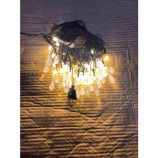 Ánh sáng êm dịu của đèn LED giọt nước trong sân vườn thường khiến người dùng quên việc bảo vệ cành cây khi quấn dây. - Ảnh 3 Ánh sáng êm dịu của đèn LED giọt nước trong sân vườn thường khiến người dùng quên việc bảo vệ cành cây khi quấn dây. - Ảnh 3