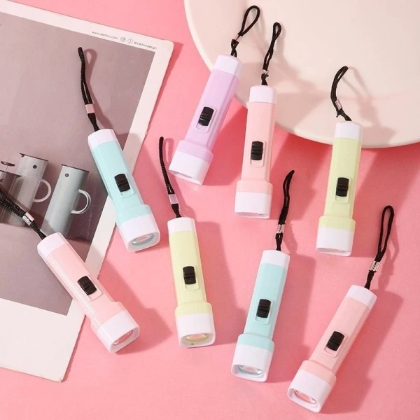 Đèn pin mini, thường được thiết kế với kích thước nhỏ gọn và nguồn sáng LED, mang lại một ánh sáng màu sắc đa dạng và dễ dàng di chuyển. (Ảnh 2)