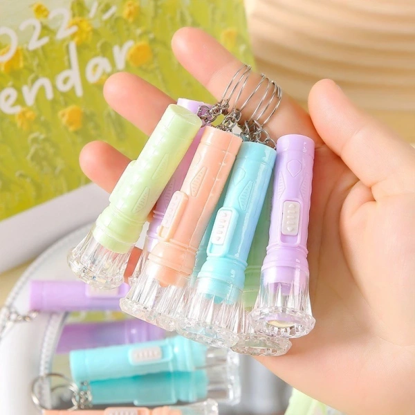 Trong số những mẫu đèn pin mini có thiết kế vừa dễ thương vừa thực tế, Creative Mini Macaron Candy Series nổi bật nhờ hình dáng “macaron” ngọt ngào, phù hợp cho cả trẻ em và người lớn muốn tạo không gian tiệc sáng màu. (Ảnh 5)