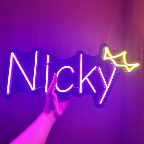 Trong danh mục sản phẩm đang bán, “Bảng LED Neon cổ động đu tên ca sĩ, idol, thương hiệu sử dụng pin sạc tích điện” được bán với mức giá rất hấp dẫn (15.000 VND). (Ảnh 4)