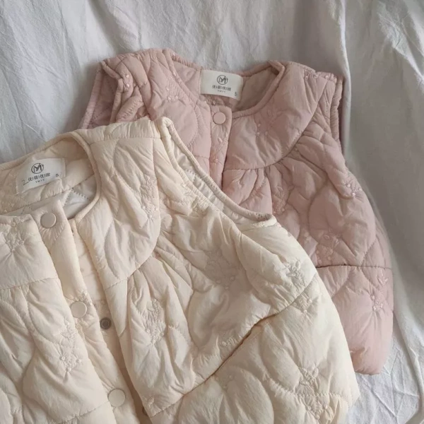 Nguyên tắc “layering” (xếp lớp) không chỉ giúp bảo vệ bé khỏi lạnh mà còn dễ dàng điều chỉnh nhiệt độ theo thời tiết. (Ảnh 3)