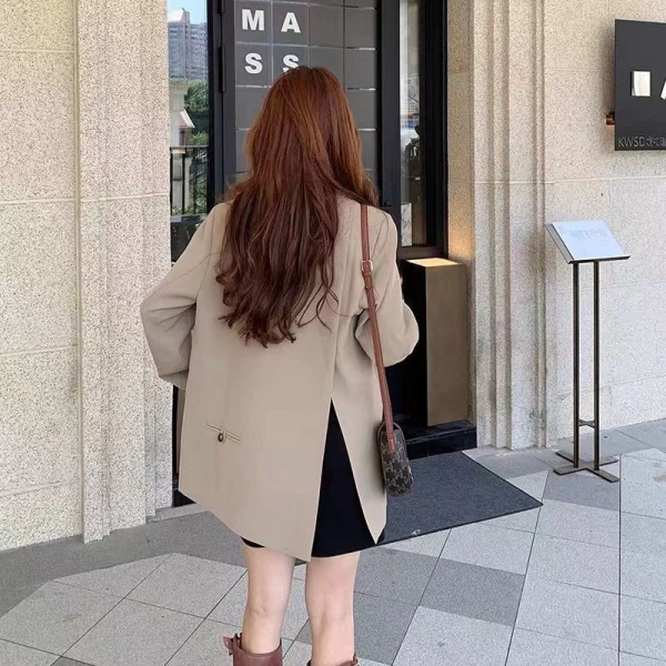 Áo blazer dài xẻ tà sau tạo vẻ lịch lãm trong văn phòng, nhưng lại gây phiền khi di chuyển trong không gian chật hẹp - Ảnh 1