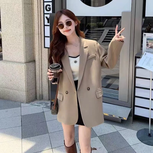 Không phải áo blazer dài chỉ phù hợp với quần âu. (Ảnh 2)