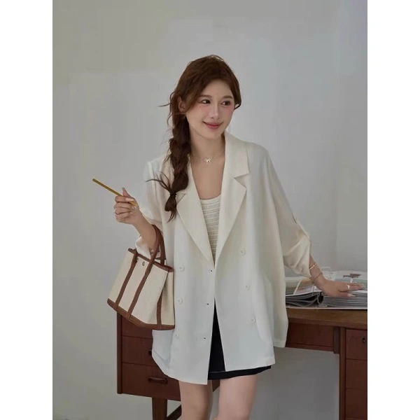 Thời trang công sở hiện nay không còn chỉ tập trung vào “cứng nhắc, nghiêm túc” như một thời. (Ảnh 2)