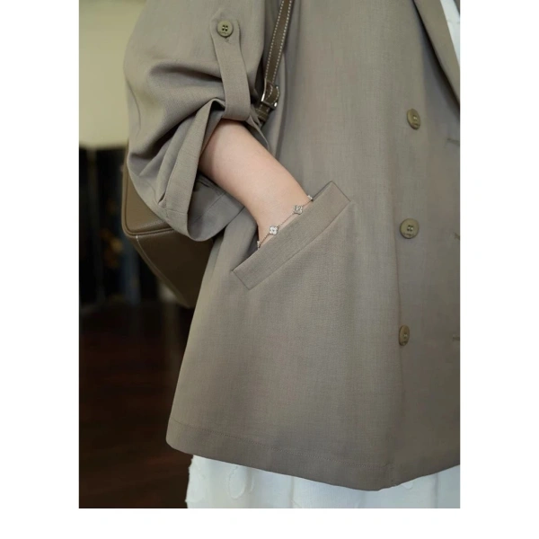 Mặc dù blazer rộng có “độc lập” về kiểu dáng, nhưng việc phối đồ vẫn là yếu tố quyết định sự chuyên nghiệp. (Ảnh 4)