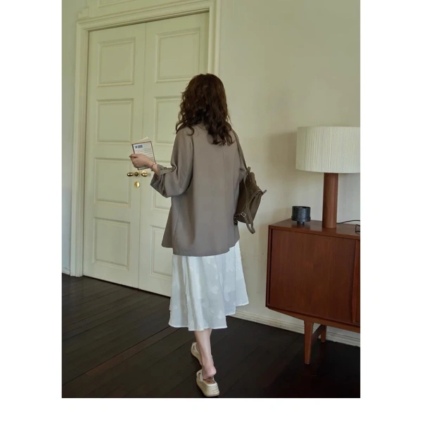 Việc quyết định lựa chọn giữa blazer rộng và áo blazer ôm phụ thuộc vào mục tiêu cá nhân và môi trường làm việc. (Ảnh 5)