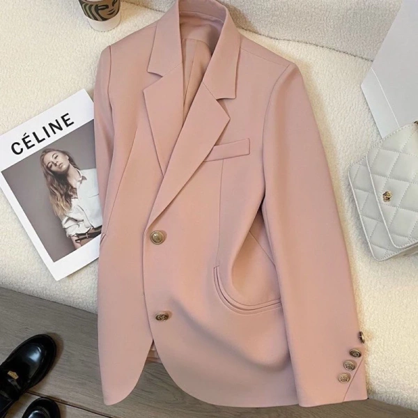 Áo blazer size lớn thoải mái lúc mặc, nhưng tay áo thường kéo dài khiến bạn bất ngờ sau cả ngày làm việc - Ảnh 1