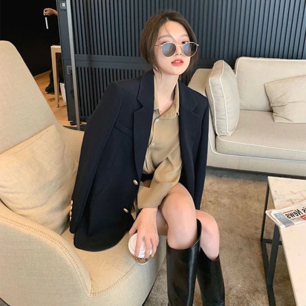Áo blazer size lớn thoải mái lúc mặc, nhưng tay áo thường kéo dài khiến bạn bất ngờ sau cả ngày làm việc - Ảnh 4