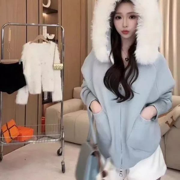 Chất liệu len “Khác 100%” được sử dụng trong áo cardigan này mang lại cảm giác mềm mại, độ bền cao và khả năng giữ nhiệt tốt. (Ảnh 4)