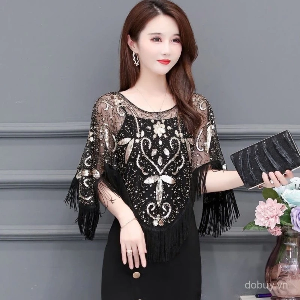 Áo choàng được thiết kế dành riêng cho phụ nữ có kích thước vòng eo và hông lớn hơn mức tiêu chuẩn “size regular”. (Ảnh 2) Áo choàng được thiết kế dành riêng cho phụ nữ có kích thước vòng eo và hông lớn hơn mức tiêu chuẩn “size regular”. (Ảnh 2)