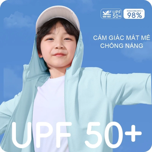 Khi bé mặc áo chống nắng UPF50, lớp vải không chỉ làm nhiệm vụ chặn tia UV mà còn giúp điều hòa nhiệt độ cơ thể. (Ảnh 2)