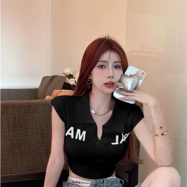 Thêm một lớp áo inner (thun mỏng hoặc áo thun crop) dưới áo bo gấu giúp giảm áp lực lên vùng nách, đồng thời tạo lớp nền mỏng giúp áo khoác dày không “đẩy” vào áo bo gấu trực tiếp. (Ảnh 3) Thêm một lớp áo inner (thun mỏng hoặc áo thun crop) dưới áo bo gấu giúp giảm áp lực lên vùng nách, đồng thời tạo lớp nền mỏng giúp áo khoác dày không “đẩy” vào áo bo gấu trực tiếp. (Ảnh 3)