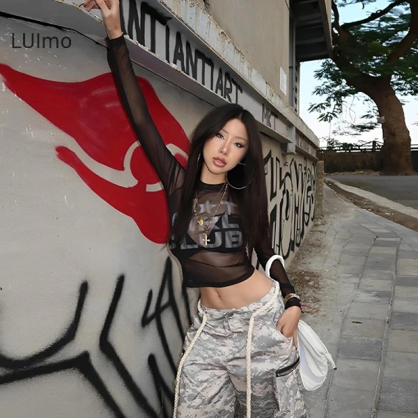 Nhiều thương hiệu đã thiết kế áo crop có lớp lót hoặc lớp lưới hai lớp để tăng độ kín. (Ảnh 4) Nhiều thương hiệu đã thiết kế áo crop có lớp lót hoặc lớp lưới hai lớp để tăng độ kín. (Ảnh 4)