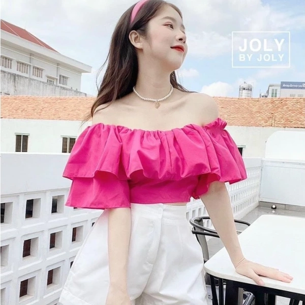 Áo croptop trễ vai đã trở thành một “điểm nhấn” trong tủ đồ của phụ nữ hiện đại vì nó kết hợp giữa nét nữ tính của dáng ngắn và sự táo bạo của vai được để lộ. (Ảnh 2) Áo croptop trễ vai đã trở thành một “điểm nhấn” trong tủ đồ của phụ nữ hiện đại vì nó kết hợp giữa nét nữ tính của dáng ngắn và sự táo bạo của vai được để lộ. (Ảnh 2)