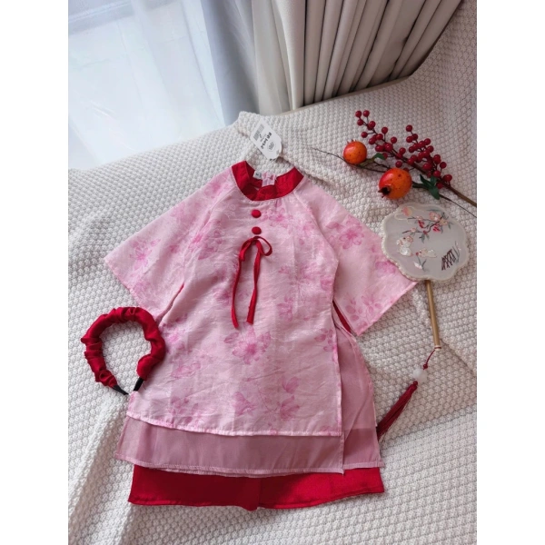 Trong số các mẫu hiện có trên thị trường, (Tặng Bờm) Set 3 món áo dài tơ 2 lớp kèm quần màu hồng hoa là một sản phẩm đáng cân nhắc. (Ảnh 4)