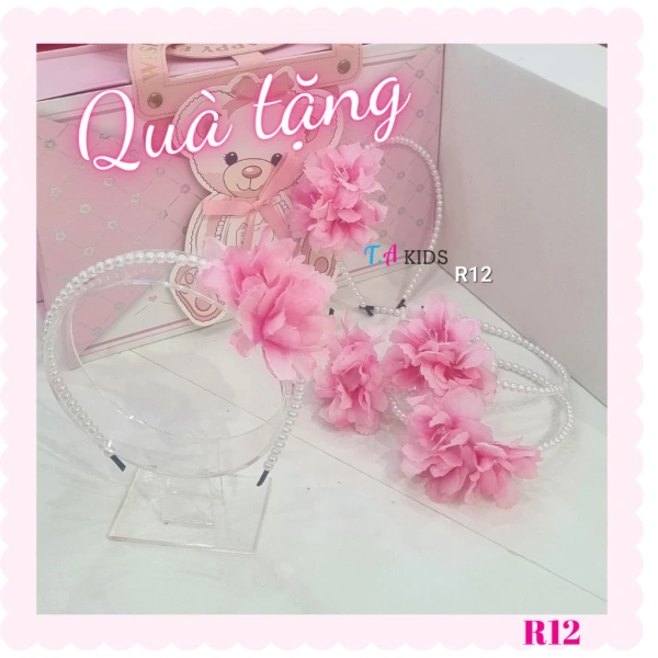 Ngày nay, các nhà thiết kế trẻ em không chỉ giữ lại nét cổ truyền mà còn sáng tạo trong chất liệu và kiểu dáng để đáp ứng nhu cầu di động của gia đình. (Ảnh 2)