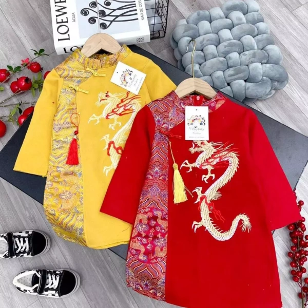 Áo dài cách tân bằng nhung thêu rồng: Khi bé trai trông lung linh nhưng lại phải vật lộn với độ nặng trong ngày Tết - Ảnh 1 Áo dài cách tân bằng nhung thêu rồng: Khi bé trai trông lung linh nhưng lại phải vật lộn với độ nặng trong ngày Tết - Ảnh 1