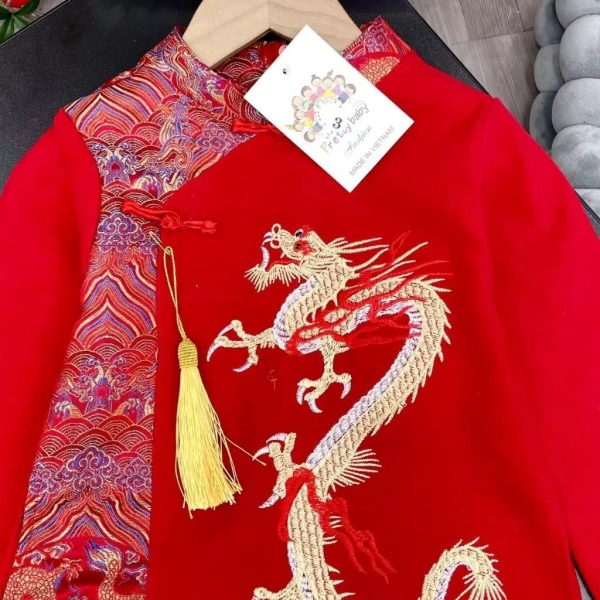Trong thị trường hiện nay, có một mẫu áo dài cách tân đáp ứng đa số tiêu chí trên, vừa mang lại vẻ đẹp rực rỡ, vừa được thiết kế cân nhắc độ nặng. (Ảnh 4) Trong thị trường hiện nay, có một mẫu áo dài cách tân đáp ứng đa số tiêu chí trên, vừa mang lại vẻ đẹp rực rỡ, vừa được thiết kế cân nhắc độ nặng. (Ảnh 4)