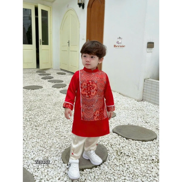 Áo dài truyền thống thường gắn liền với hình ảnh người lớn thanh lịch, nhưng trong những năm gần đây, các nhà thiết kế đã sáng tạo những phiên bản cách tân dành riêng cho trẻ em. (Ảnh 2)