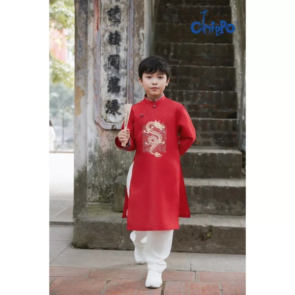 Áo dài cách tân cho bé trai trông lịch lãm ngày Tết, nhưng lại hạn chế chuyển động khi trẻ muốn chơi. - Ảnh 3