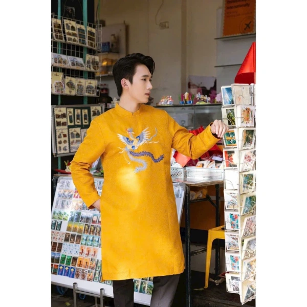 Đặt một miếng vải lụa mỏng bên trong cổ áo, tạo lớp “bảo hiểm” giữa da và vải gấm. (Ảnh 4) Đặt một miếng vải lụa mỏng bên trong cổ áo, tạo lớp “bảo hiểm” giữa da và vải gấm. (Ảnh 4)
