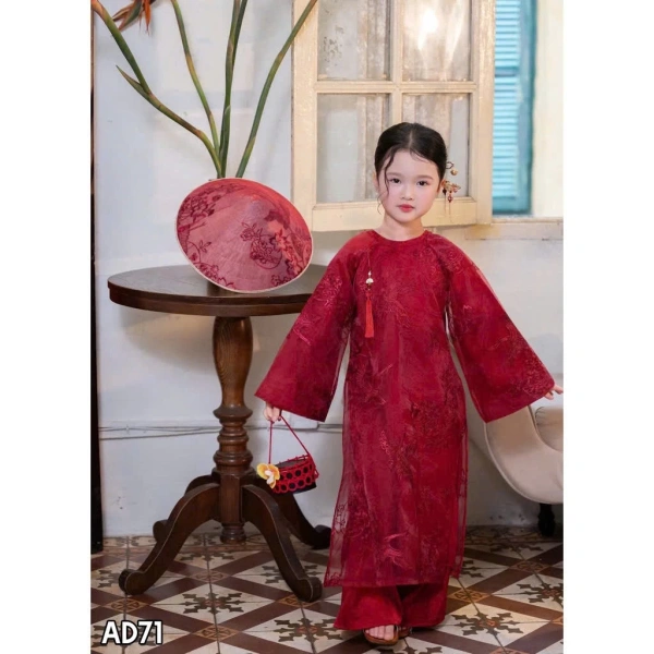 Một trong những yếu tố quyết định “độ đẹp” của áo dài Tết bé gái là số lượng và cách bố trí các tà thêu. (Ảnh 2)