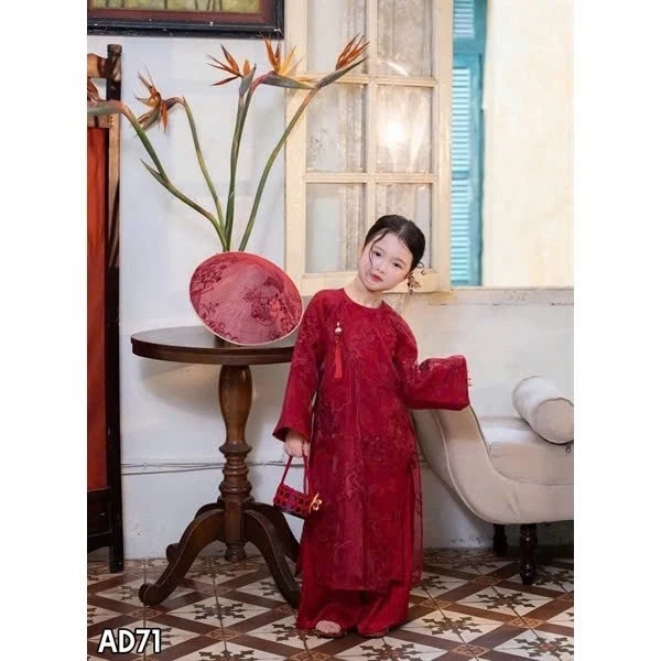 Thêm vào đó, bờm đồng màu được làm từ chất liệu lụa sợi mềm và có viền kim loại mạ vàng nhẹ, tạo cảm giác nhẹ nhàng và không gây đau đầu khi mặc lâu ngày. (Ảnh 3)