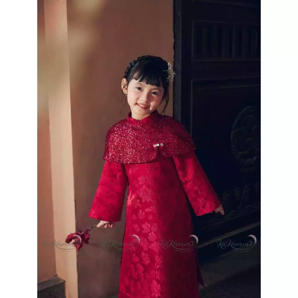 Áo dài Tết bé gái thường gây khó thở khi chất liệu gấm quá dày, nên lựa chọn độ mỏng phù hợp mới thực sự thoải mái. - Ảnh 3 Áo dài Tết bé gái thường gây khó thở khi chất liệu gấm quá dày, nên lựa chọn độ mỏng phù hợp mới thực sự thoải mái. - Ảnh 3