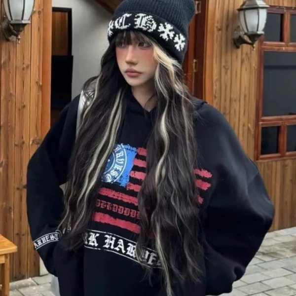 Áo hoodie họa tiết: Khi xu hướng phối đồ nhẹ nhàng lại gây bất ngờ trong những buổi học. - Ảnh 1 Áo hoodie họa tiết: Khi xu hướng phối đồ nhẹ nhàng lại gây bất ngờ trong những buổi học. - Ảnh 1