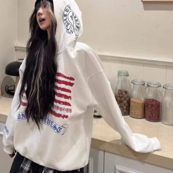 Mặc dù hoodie streetwear có thể xuất hiện trong mọi màu sắc, tuy nhiên trong không gian học đường, màu tối như đen và trắng vẫn là lựa chọn an toàn, dễ phối và phù hợp với quy tắc dress code của nhiều trường. (Ảnh 2) Mặc dù hoodie streetwear có thể xuất hiện trong mọi màu sắc, tuy nhiên trong không gian học đường, màu tối như đen và trắng vẫn là lựa chọn an toàn, dễ phối và phù hợp với quy tắc dress code của nhiều trường. (Ảnh 2)