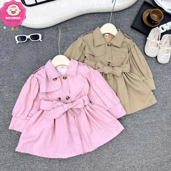 Hầu hết các mẫu áo khoác 2 lớp ngày nay được bổ sung dây đai (có thể là dây rút, dây thắt hoặc dây buộc) nhằm tăng tính thẩm mỹ và khả năng giữ ấm. (Ảnh 2) Hầu hết các mẫu áo khoác 2 lớp ngày nay được bổ sung dây đai (có thể là dây rút, dây thắt hoặc dây buộc) nhằm tăng tính thẩm mỹ và khả năng giữ ấm. (Ảnh 2)