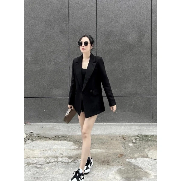Nếu bạn đang tìm kiếm một mẫu blazer đáp ứng các tiêu chí trên, Áo Khoác Blazer Hàng 2 Lớp Có Đệm Vai Cho Nữ có thể là một lựa chọn đáng cân nhắc. (Ảnh 5)