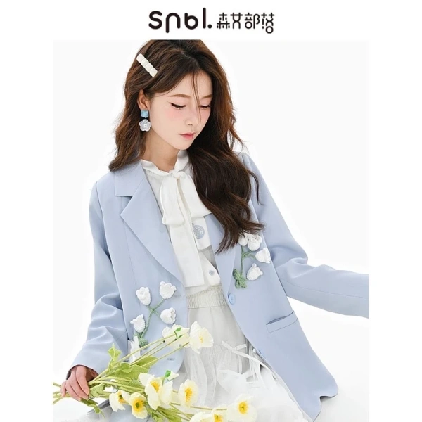 Blazer rộng màu xanh không chỉ là món áo duy nhất cần chú ý mà còn là “đối tác” đa năng trong tủ đồ. (Ảnh 2)