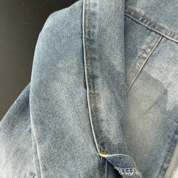 Qua bảng so sánh, áo denim mỏng nổi bật ở khía cạnh “phối hợp thời trang” và “độ bền”, đồng thời vẫn đáp ứng nhu cầu giữ ấm vừa phải – phù hợp cho trẻ từ mùa thu đến đầu đông. (Ảnh 3) Qua bảng so sánh, áo denim mỏng nổi bật ở khía cạnh “phối hợp thời trang” và “độ bền”, đồng thời vẫn đáp ứng nhu cầu giữ ấm vừa phải – phù hợp cho trẻ từ mùa thu đến đầu đông. (Ảnh 3)