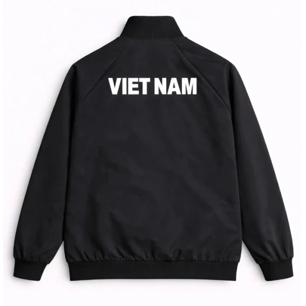 Trong thị trường hiện nay, Áo Khoác Gió 2 Lớp Bo Gấu In Lừng Việt Nam là một trong những lựa chọn phổ biến cho người yêu thích phong cách thể thao năng động. (Ảnh 4)