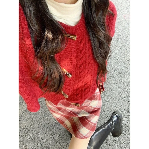 Áo khoác len cardigan vặn thừng với khuy sừng: Khi sự ấm áp bất ngờ va vào không gian công sở chật hẹp - Ảnh 5 Áo khoác len cardigan vặn thừng với khuy sừng: Khi sự ấm áp bất ngờ va vào không gian công sở chật hẹp - Ảnh 5