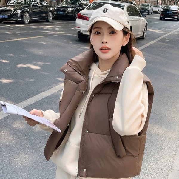 Áo khoác lông vũ ngắn phong cách Hàn Quốc ấm áp nhưng lại khiến chuyển động trong giao thông đông trở nên khó khăn hơn. - Ảnh 1