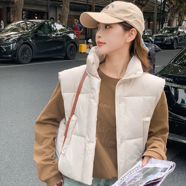 Áo khoác lông vũ ngắn phong cách Hàn Quốc ấm áp nhưng lại khiến chuyển động trong giao thông đông trở nên khó khăn hơn. - Ảnh 4